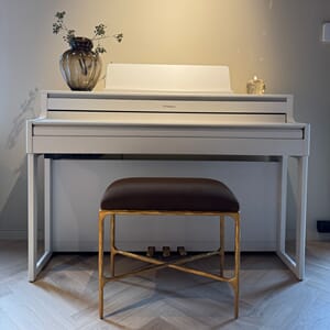 Roland HP704-WH - Gold Pecan Plush