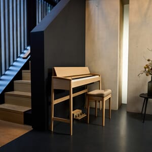 Roland Kiyola i massiv trä Ek med pall