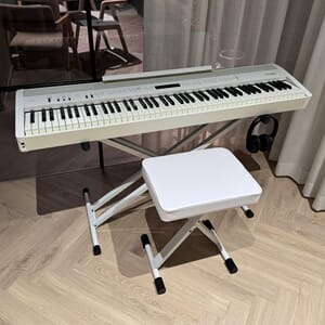 Roland FP 60X vit paket med korsstativ